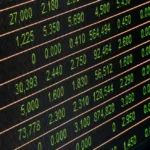 Layar monitor menampilkan data pasar saham dan perdagangan efek